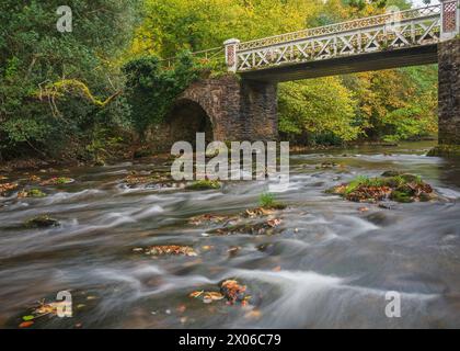 River Barle coulant sur les rochers devant Marsh Bridge près de Dulverton dans le parc national Exmoor, Somerset, Angleterre, Royaume-Uni. Banque D'Images