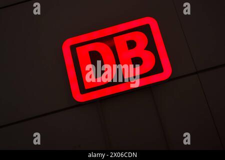 AM Bahnhof. DB , das logo der Deutschen Bahn. München Bayern Deutschland *** à la station DB, le logo de Deutsche Bahn Munich Bavière Allemagne Copyright : xRolfxPossx Banque D'Images