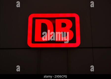 AM Bahnhof. DB , das logo der Deutschen Bahn. München Bayern Deutschland *** à la station DB, le logo de Deutsche Bahn Munich Bavière Allemagne Copyright : xRolfxPossx Banque D'Images