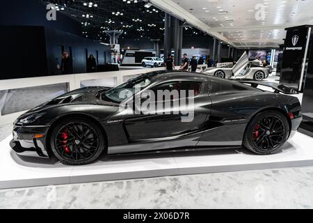 New York City, États-Unis - 27 mars 2024 : Rimac Nevera supercar voiture électrique au salon international de l'auto de New York, vue de côté Banque D'Images