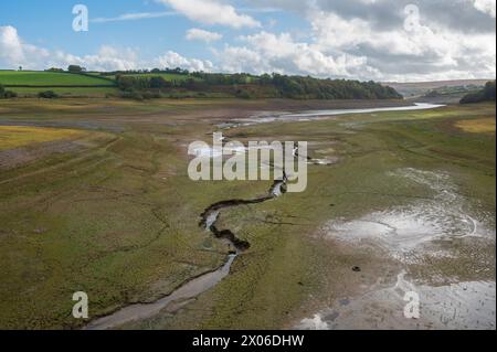 Un réservoir de Wimbleball très sec en octobre 2022 sur Exmoor, Somerset, Angleterre, Royaume-Uni. Banque D'Images