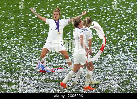 Photo du dossier datée du 31/07/22 de l'anglaise Rachel Daly (à gauche), Millie Bright et Leah Williamson célèbrent après avoir remporté la finale de l'Euro 2022 féminin de l'UEFA au stade de Wembley, Londres. Rachel Daly, l'attaquante de l'Aston Villa, a annoncé sa retraite du football international. Daly a fait partie de l'équipe gagnante du Championnat d'Europe des Lionnes en 2022, où elle a commencé chaque match du tournoi. Date d'émission : mercredi 10 avril 2024. Banque D'Images