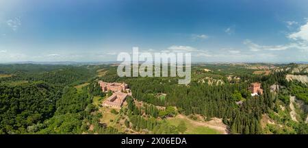 Vue aérienne de l'abbaye de Monte Oliveto Maggiore, un grand monastère bénédictin dans la région italienne de Toscane Banque D'Images