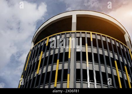 parking moderne à plusieurs niveaux sur le fond du ciel Banque D'Images