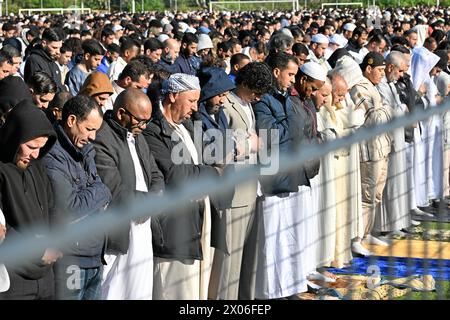 Montpellier, France. 10 avril 2024. © PHOTOPQR/LE MIDI LIBRE/JEAN-MICHEL MART ; MONTPELLIER ; 10/04/2024 ; MONTPELLIER/STADE ANNEXE DE LA MOSSON/GRANDE PRIERE DE LA fin DU RAMADAN/AID El FITR - FRANCE, MONTPELLIER AVRIL 102024 fin du mois de jeûne sacré musulman du Ramadan crédit : MAXPPP/Alamy Live News Banque D'Images