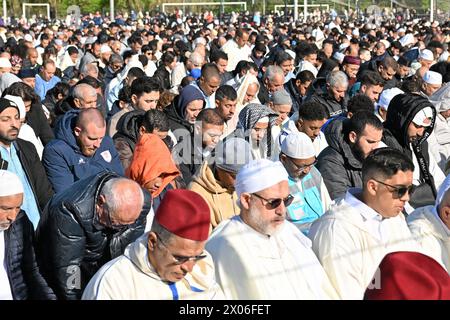 Montpellier, France. 10 avril 2024. © PHOTOPQR/LE MIDI LIBRE/JEAN-MICHEL MART ; MONTPELLIER ; 10/04/2024 ; MONTPELLIER/STADE ANNEXE DE LA MOSSON/GRANDE PRIERE DE LA fin DU RAMADAN/AID El FITR - FRANCE, MONTPELLIER AVRIL 102024 fin du mois de jeûne sacré musulman du Ramadan crédit : MAXPPP/Alamy Live News Banque D'Images