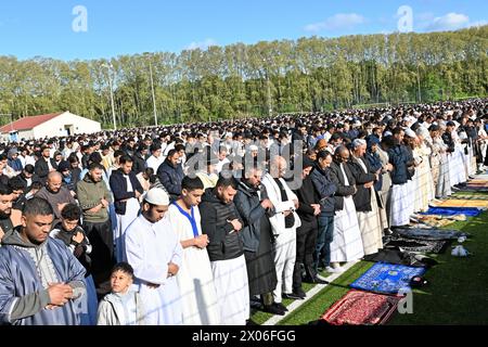 Montpellier, France. 10 avril 2024. © PHOTOPQR/LE MIDI LIBRE/JEAN-MICHEL MART ; MONTPELLIER ; 10/04/2024 ; MONTPELLIER/STADE ANNEXE DE LA MOSSON/GRANDE PRIERE DE LA fin DU RAMADAN/AID El FITR - FRANCE, MONTPELLIER AVRIL 102024 fin du mois de jeûne sacré musulman du Ramadan crédit : MAXPPP/Alamy Live News Banque D'Images