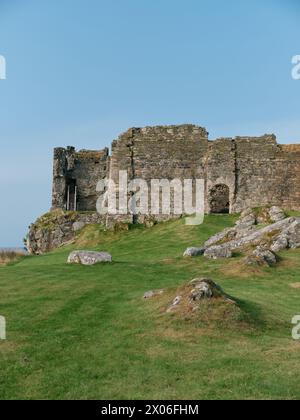 Castle Sween, également connu sous le nom de Caisteal Suibhne, et Caistéal Suibhne, est situé sur la rive est du Loch Sween, dans l'Argyll de Knapdale, en Écosse Banque D'Images