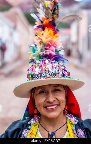 Une femme locale vêtue D'Un costume coloré pose pour Une photographie au marché artisanal de Purmamarca, dans la province de Jujuy, en Argentine. Banque D'Images