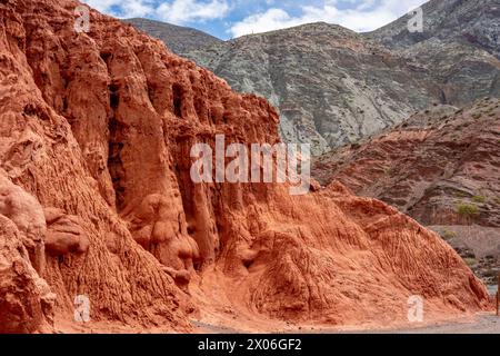 Paysages colorés autour du village de Purmamarca, province de Jujuy, Argentine. Banque D'Images