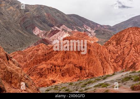 Paysages colorés autour du village de Purmamarca, province de Jujuy, Argentine. Banque D'Images