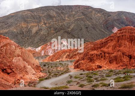 Paysages colorés autour du village de Purmamarca, province de Jujuy, Argentine. Banque D'Images