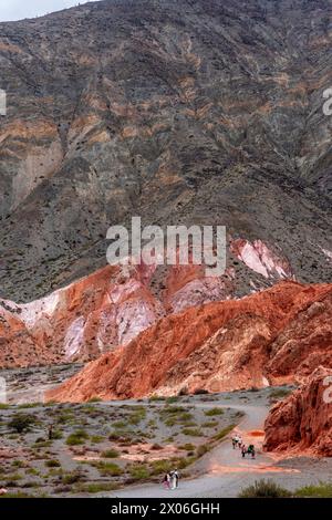 Paysages colorés autour du village de Purmamarca, province de Jujuy, Argentine. Banque D'Images