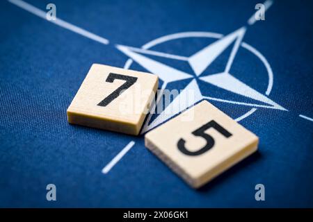 Numéro 75 sur le drapeau de l'OTAN, 75e anniversaire de l'OTAN Banque D'Images