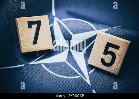 Numéro 75 sur le drapeau de l'OTAN, 75e anniversaire de l'OTAN Banque D'Images