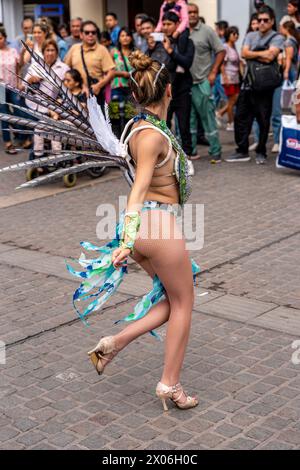 Une jeune femme dansant dans la rue pendant le Carnaval de Salta, province de Salta, Argentine Banque D'Images