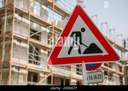 Leipzig, Allemagne. 09th Apr, 2024. Un panneau avertit de la présence d'un chantier de construction d'immeubles résidentiels dans l'est de Leipzig. Crédit : Jan Woitas/dpa/Alamy Live News Banque D'Images