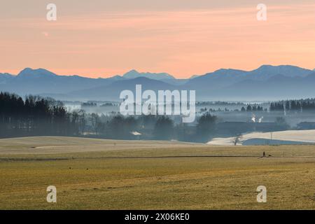 Aube sur la crête alpine avec brume matinale tôt en hiver, Allemagne, Bavière, Chiemgau, Eggstaett Banque D'Images