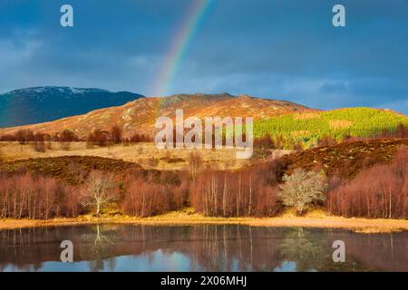 arc-en-ciel sur les Highlands à l'ouest de l'Écosse, Royaume-Uni, Écosse, Contin Banque D'Images