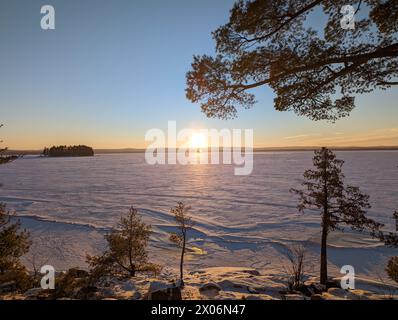 Apportez la sérénité du plein air dans votre maison. Mes images axées sur la nature montrent des paysages de montagne majestueux baignés par la lumière dorée du coucher du soleil. Banque D'Images