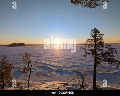 Apportez la sérénité du plein air dans votre maison. Mes images axées sur la nature montrent des paysages de montagne majestueux baignés par la lumière dorée du coucher du soleil. Banque D'Images