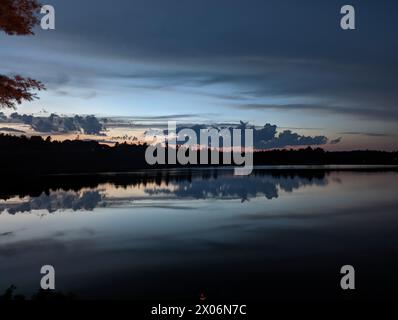 Apportez la sérénité du plein air dans votre maison. Mes images axées sur la nature montrent des paysages de montagne majestueux baignés par la lumière dorée du coucher du soleil. Banque D'Images