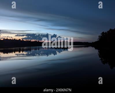 Apportez la sérénité du plein air dans votre maison. Mes images axées sur la nature montrent des paysages de montagne majestueux baignés par la lumière dorée du coucher du soleil. Banque D'Images