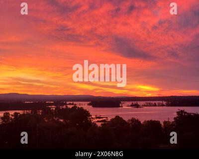 Apportez la sérénité du plein air dans votre maison. Mes images axées sur la nature montrent des paysages de montagne majestueux baignés par la lumière dorée du coucher du soleil. Banque D'Images