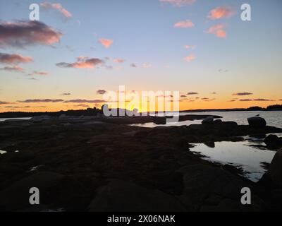 Apportez la sérénité du plein air dans votre maison. Mes images axées sur la nature montrent des paysages de montagne majestueux baignés par la lumière dorée du coucher du soleil. Banque D'Images