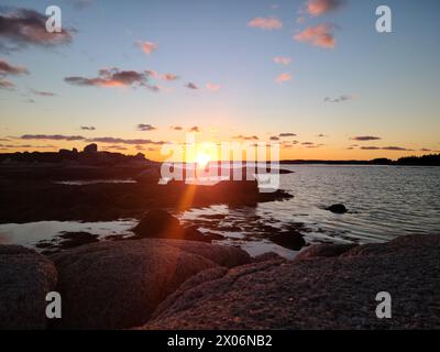 Apportez la sérénité du plein air dans votre maison. Mes images axées sur la nature montrent des paysages de montagne majestueux baignés par la lumière dorée du coucher du soleil. Banque D'Images