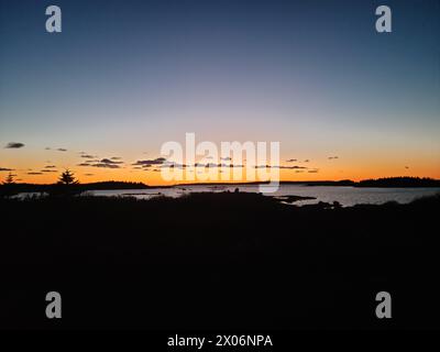 Apportez la sérénité du plein air dans votre maison. Mes images axées sur la nature montrent des paysages de montagne majestueux baignés par la lumière dorée du coucher du soleil. Banque D'Images