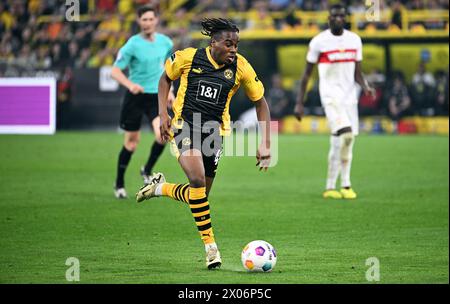 Fussball, Bundesliga, Deutschland, Herren, saison 2023/2024, 28. Spieltag, signal Iduna Park Dortmund : Bor. Dortmund - VfB Stuttgart 0:1 ; Jamie Bynoe-Gittens (BVB). Aktion, Einzelbild. LA RÉGLEMENTATION DFB/DFL INTERDIT TOUTE UTILISATION DE PHOTOGRAPHIES COMME SÉQUENCES D'IMAGES ET/OU QUASI-VIDÉO Banque D'Images