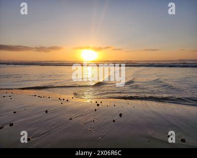 Les pics montagneux s'enflamment avec le coucher du soleil. Le calme de la nature capturé. Transformez votre espace avec ces superbes photos, maintenant en vente. Banque D'Images