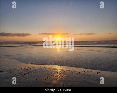 Les pics montagneux s'enflamment avec le coucher du soleil. Le calme de la nature capturé. Transformez votre espace avec ces superbes photos, maintenant en vente. Banque D'Images