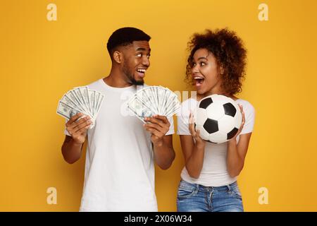 Surpris african american football fans appréciant leur victoire Banque D'Images