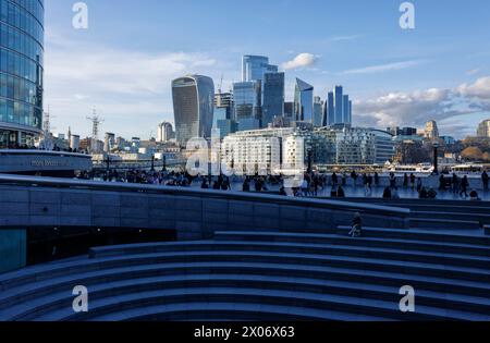 The Scoop Amphitheatre by Queen's Walk in More London Development partie de London Bridge City, Southwark, Londres avec City of London Skyscapers à l'arrière. Banque D'Images