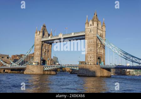 Point de repère Tower Bridge reliant City of London et Tower Hamlets à Southwark depuis South Bank's Walk, Londres. Architecte : Horace Jones 1894 Banque D'Images