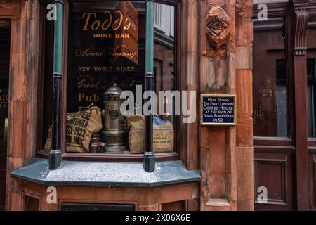 Site de la première maison de café de Londres maintenant occupé par la maison publique Jamaica Wine House du 19ème siècle dans St Michael's Alley, City of London, Londres Banque D'Images