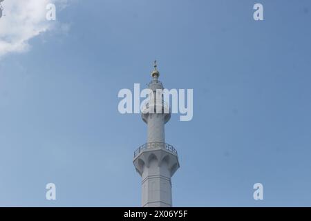 grande tour islamique appelée minaret debout avec beau ciel bleu le jour Banque D'Images