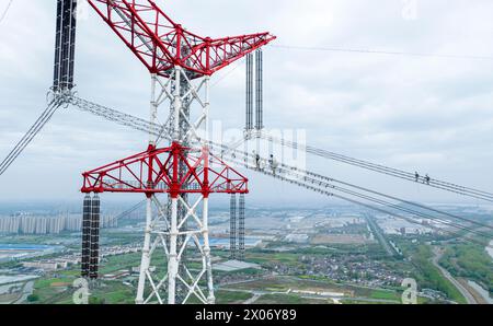 WUHU, CHINE - 10 AVRIL 2024 - des agents de maintenance inspectent le canal kV de À800 sur le fleuve Yangtsé à plus de 270 mètres d'altitude à Wuhu Banque D'Images