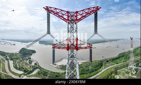 WUHU, CHINE - 10 AVRIL 2024 - des agents de maintenance inspectent le canal kV de À800 sur le fleuve Yangtsé à plus de 270 mètres d'altitude à Wuhu Banque D'Images