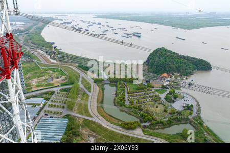 WUHU, CHINE - 10 AVRIL 2024 - des agents de maintenance inspectent le canal kV de À800 sur le fleuve Yangtsé à plus de 270 mètres d'altitude à Wuhu Banque D'Images