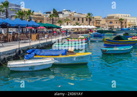 Marsaxlokk, Malte - 8 juin 2016 : petits bateaux de pêche amarrés dans le port de Marsaxlokk. Banque D'Images