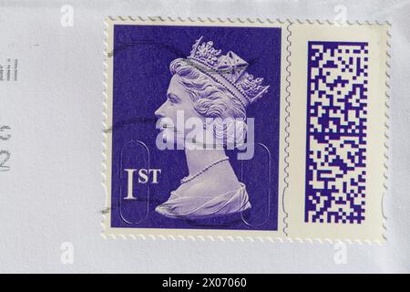 Timbre violet de 1ère classe avec tête de la reine Elizabeth II, collé sur l'enveloppe - timbre code-barres, timbre code-barres UK Banque D'Images