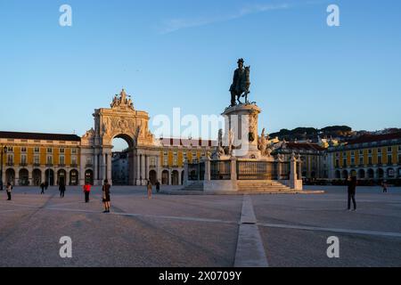 Tôt le matin à la place du commerce (Praca do Comercio) à Lisbonne, Portugal. 2 février 2024. Banque D'Images