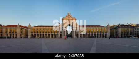 Panorama de l'Arco da Rua Augusta et de la place du commerce (Praca do Comercio) tôt le matin. Lisbonne, Portugal. 2 février 2024. Banque D'Images