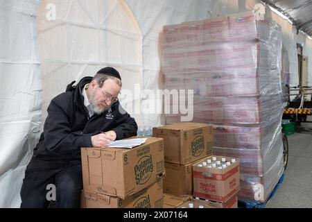 Un responsable dans un supermarché casher travaille sur les commandes et les livraisons. À Brooklyn, New York. Banque D'Images