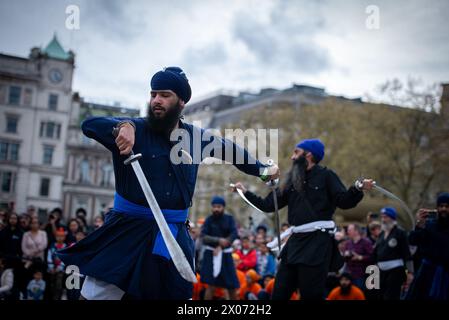 Londres, Angleterre, Royaume-Uni. 6 avril 2024. Des artistes martiaux se produisent pendant le festival Vaisakhi à Trafalgar Square à Londres. Le Festival Vaisakhi était co-animé par Tommy Sandhu et Shani Dhanda, et une foule de divertissements, avec des performances de Kirpal Singh Panesar, Ravneet Sehra, les jumeaux Grewal, Dhol Academy, Gatka (Baba Fateh Singh Gatka Akhara) et beaucoup d'autres. (Crédit image : © Loredana Sangiuliano/SOPA images via ZUMA Press Wire) USAGE ÉDITORIAL SEULEMENT! Non destiné à UN USAGE commercial ! Banque D'Images