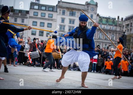 Londres, Angleterre, Royaume-Uni. 6 avril 2024. Des artistes martiaux se produisent pendant le festival Vaisakhi à Trafalgar Square à Londres. Le Festival Vaisakhi était co-animé par Tommy Sandhu et Shani Dhanda, et une foule de divertissements, avec des performances de Kirpal Singh Panesar, Ravneet Sehra, les jumeaux Grewal, Dhol Academy, Gatka (Baba Fateh Singh Gatka Akhara) et beaucoup d'autres. (Crédit image : © Loredana Sangiuliano/SOPA images via ZUMA Press Wire) USAGE ÉDITORIAL SEULEMENT! Non destiné à UN USAGE commercial ! Banque D'Images