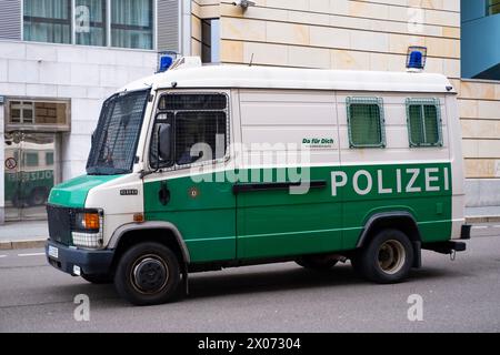 Autobus de police blanc et vert garé dans la rue à Berlin près du consulat britannique, symbole de la loi et de l'ordre, coopération internationale dans le maintien national Banque D'Images